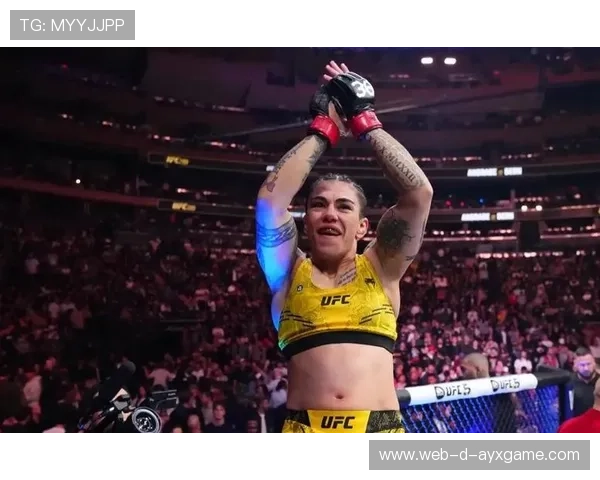 UFC 轻量级对决双方互换重拳场面震撼