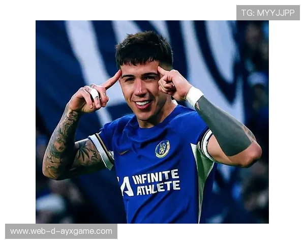 切尔西前锋日常:练习接球后快速回传制造二次机会 切尔西前锋日常:练习接球后快速回传制造二次机会